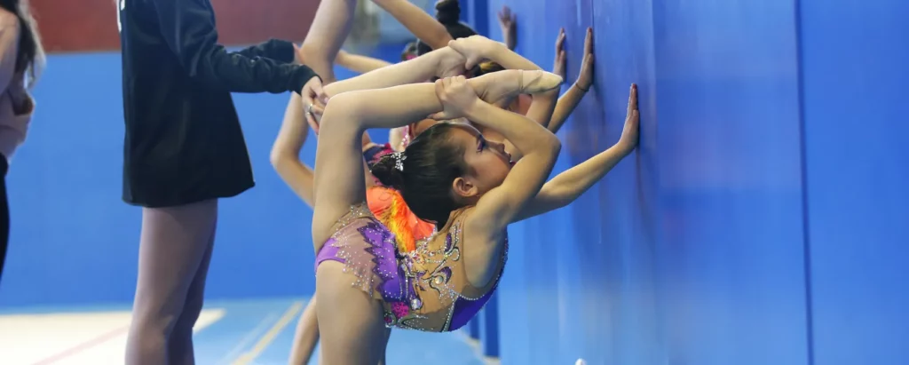 Gimnastes escalfant a una competició gimnàstica rítmica