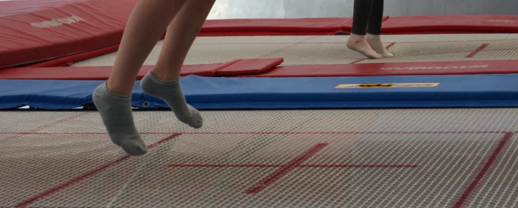 Gimnastes saltant al trampolí