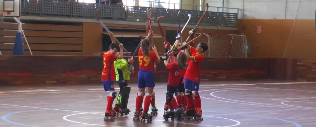 Equip d'hoquei celebrant l'inici del partit