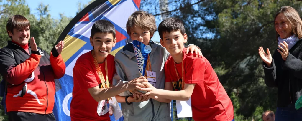 Atletes escolars amb el trofeu del Cros de Sarrià - Sant Gervasi del CEEB