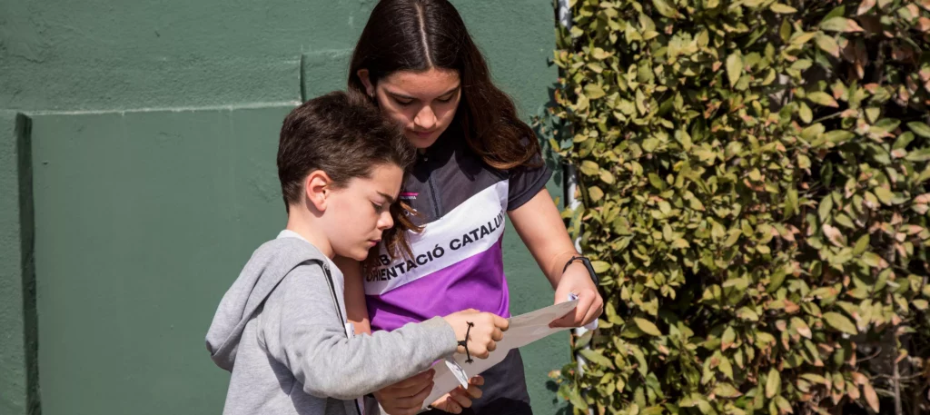 Escolars participant en una cursa d'orientació