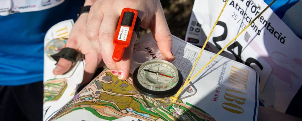 brúixula i mapa cursa d'orientació
