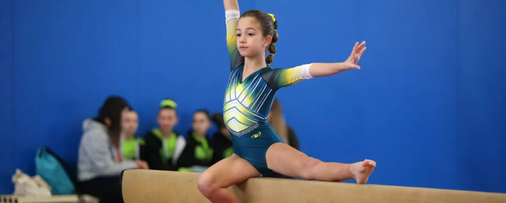 Gimnasta escolar exercici de barra