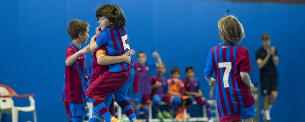 Futbolistes escolars celebrant un gol