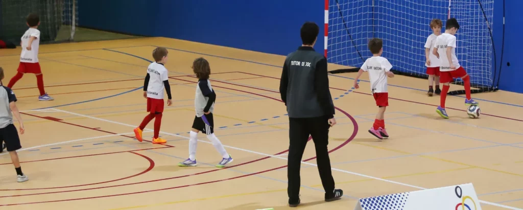 Tutor de Joc CEEB tutoritzant partit de futbol 5 escolar